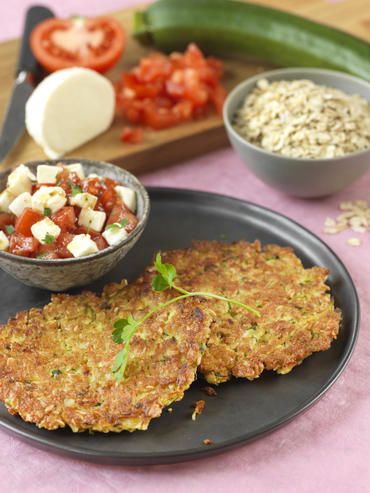 Prix engagé : Galettes flocons d’avoine et courgettes avec une salade de tomates Prix engagé : Galettes flocons d’avoine et courgettes avec une salade de tomates